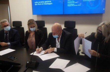 Rifiuti: siglato Accordo di Programma tra CONAI, Regione Puglia, ANCI Puglia e AGER